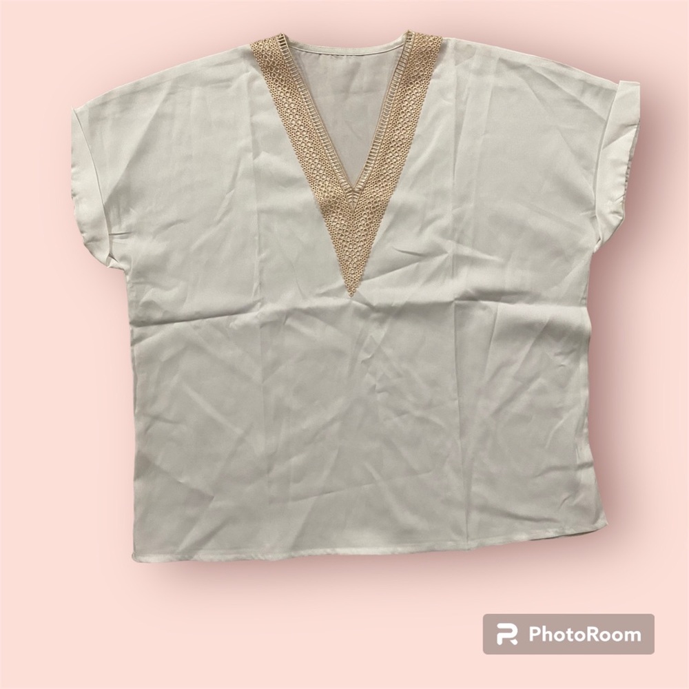 NWOT. I ordered this in a medium and needed a large as I have broad shoulders.